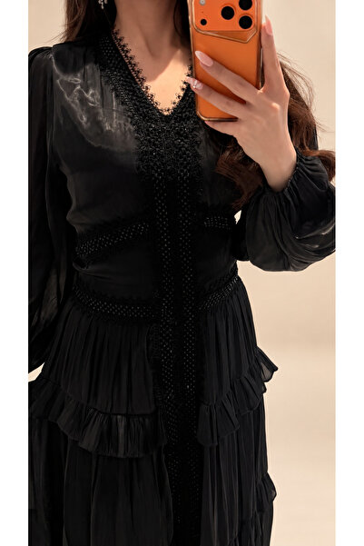 Rose Luxurious Dress with a Feminine Silhouette That Combines Classic Eleganc...