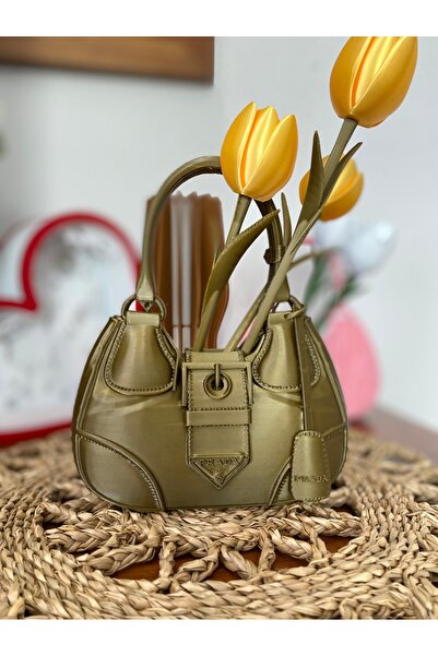 Prada çanta vazo ve solmayan laleler /3D tasarım