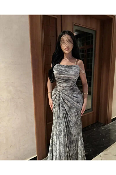NAQWA FASHION فستان رمادي ناعم بتصميم أنيق بدون أكمام