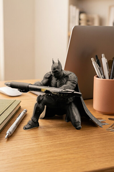 ZEROXO Pen Holder with Kneeling Hero Figure 14X12 cm