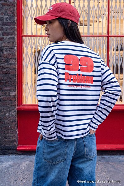 Trendyol Collection تي شيرت محبوك مخطط من الخلف مطبوع عليه شعار، مقاس كبير/وا...