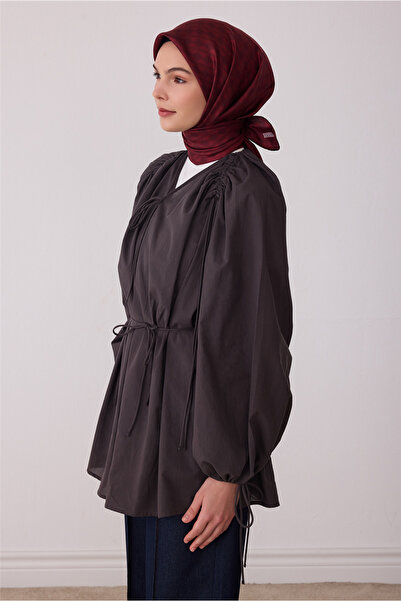 Belli Kırmızı Geometrik Desen %100 Twill İpek Eşarp 4425-52