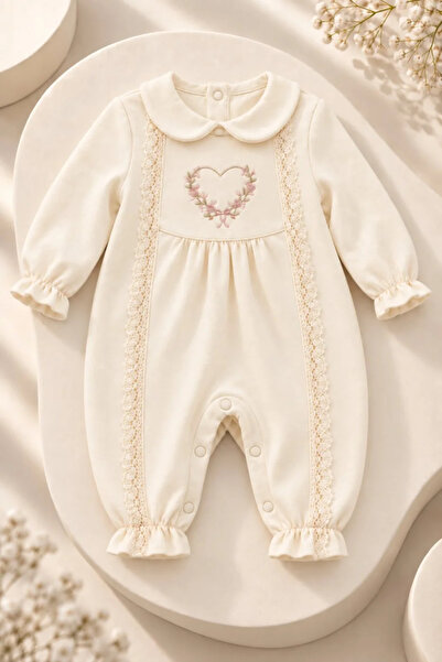Tuğra Bebe Kız Bebek %100 Pamuk Bebe Yaka Dantel Detaylı Kalp Nakışlı Tulum