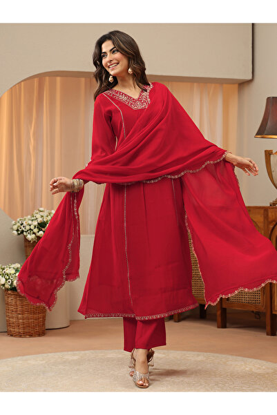 Libas By Styli طقم كورتا حريرية مزينة بالترتر ومرصعة باللون الأحمر بقصة A-Lin...