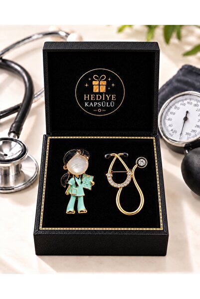 PULİNİN DÜKKANI 2’li Doktor Broş Seti – Doktor Figürü ve Taşlı Stetoskop Yaka...