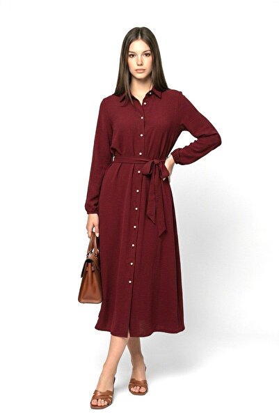 Moodel فستان طويل بلون بورجوندي مع أزرار أمامية وحزام