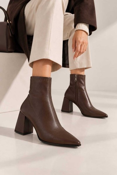 espeda shoes حذاء بكعب سميك ومقدمة مدببة وسحاب جانبي باللون البني