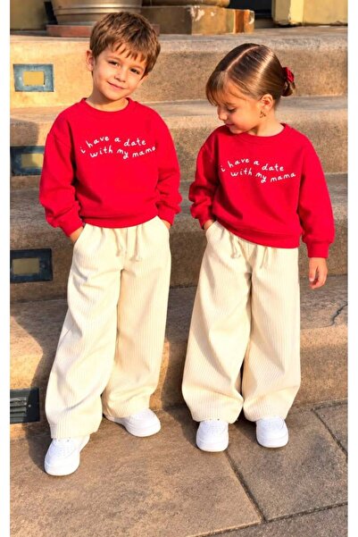 kırmızı sweatshirt ve kot denim pantolon