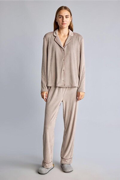 DeFacto Regular Fit Çizgili Uzun Kollu Düğmeli Kadife Pijama Takımı H6491AX26AU