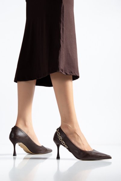 HCO SHOES حذاء نسائي بكعب ستيليتو مع تفاصيل سلسلة من الجلد غير اللامع