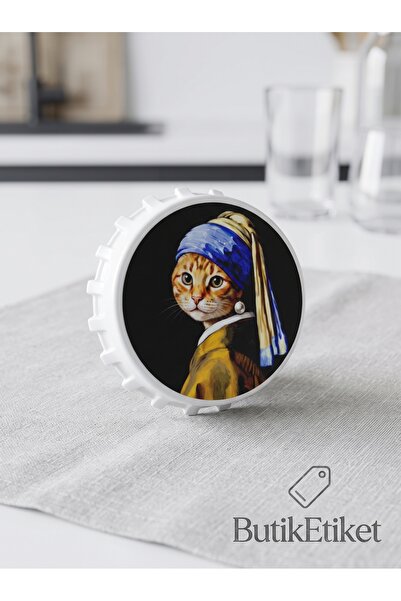 İnci Küpeli Kedi Sanat Baskılı Metal Şişe Açacağı – 7cm UV Baskı, Solmaz Cat Art