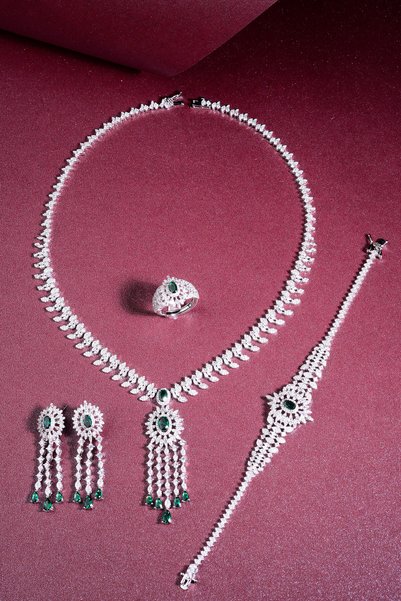 innuendo jewelery 925 Ayar Gümüş Yeşil Taşlı Saçaklı Su Yolu Gerdanlık Seti