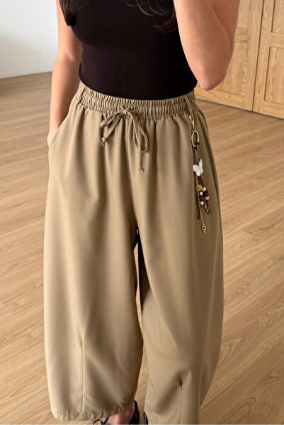 Suziş KARAMEL RENGİ AKSESUAR DETAYLI BELİ LASTİKLİ PANTOLON PER51489
