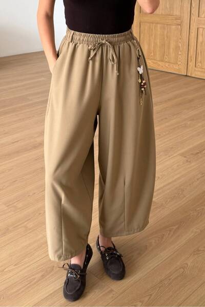 Suziş KARAMEL RENGİ AKSESUAR DETAYLI BELİ LASTİKLİ PANTOLON PER51489