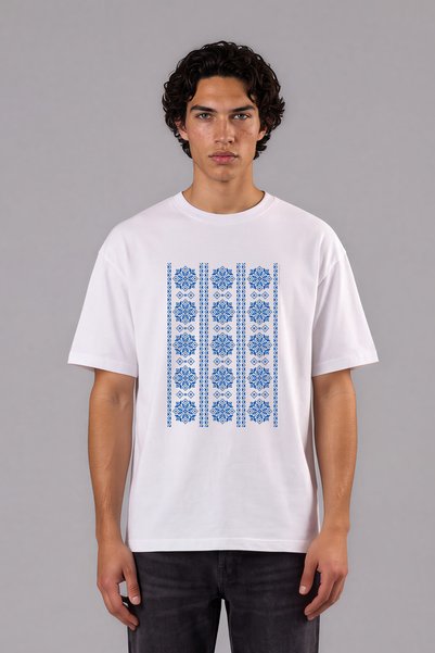 VSRN Tricou supradimensionat alb cu imprimeu frontal cu modele etnice balcaniene