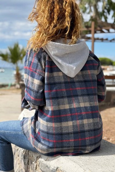 Güneşkızı قميص فضفاض منقوش باللون الأزرق الداكن مع جيوب ونسيج ناعم 70 50