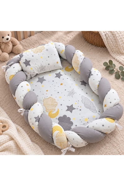 Pure Boutique Baby nest impletit 60x80 cm cu pernuta, model gri cu alb stelute si norisori