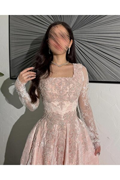 NAQWA FASHION فستان سهرة راقٍ من الدانتيل المطرز بأكمام طويلة وقصة ساترة
