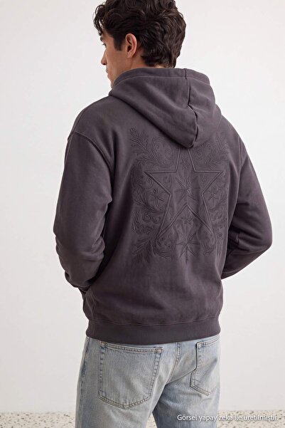 TRENDYOL MAN Antrasit Oversize/Geniş Kesim Sırtı Nakış Detaylı Kapüşonlu Swea...