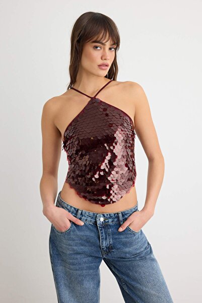 Trendyol Collection بلوزة مطرزة بالترتر بدون أكمام ذات ياقة غير متماثلة باللو...