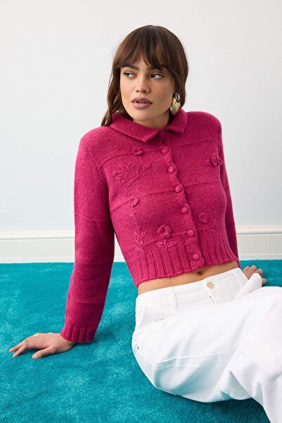 Trendyol Collection كارديجان تريكو بتطريز ناعم الملمس باللون الفوشيا TWOAW27H...