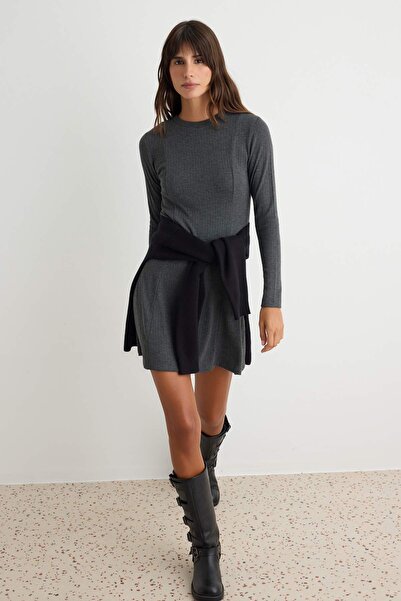 Trendyol Collection فستان قصير/ميني محبوك من أنثراسايت TWOAW27EL00250