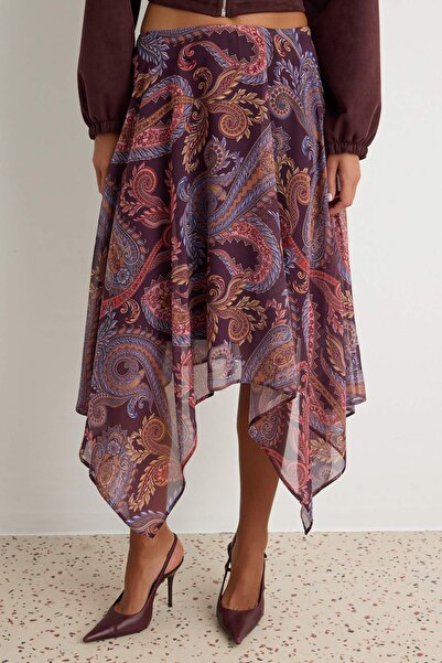Trendyol Collection تنورة شيفون ميدي منقوشة بخصر منخفض من ماركة Mürdüm TWOAW2...