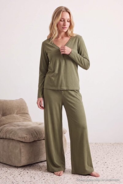 Trendyol Collection طقم بيجامة محبوكة من الفيسكون باللون الكاكي THMAW27PT00235
