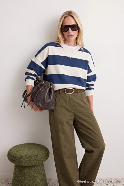 Trendyol Collection سويت شيرت محبوك بقصة واسعة وياقة دائرية مخططة باللون الأز...