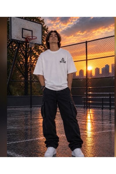 Dikkat çekici tişört, sokak modası (streetwear) tarzını benimseyenler için tasarlanmış, arkası baskılı beyaz oversize bir modeldir.