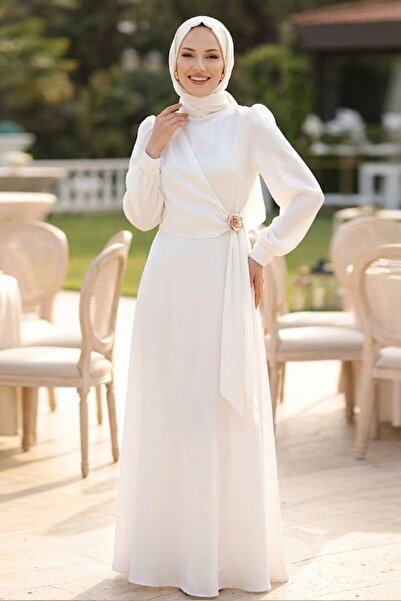 N.S NEVA STYLE فستان سهرة من الساتان الأبيض مع إكسسوارات خصر متدلية 80402B