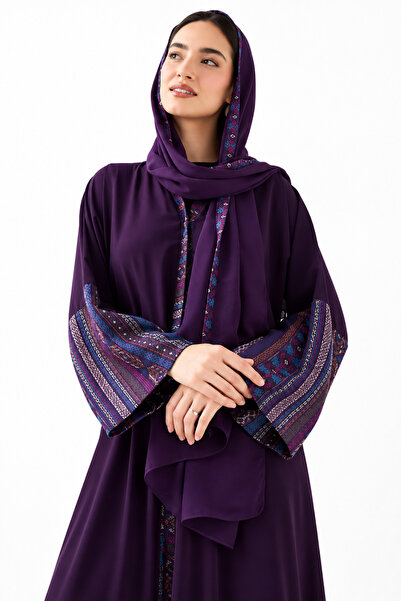 عباءة مزينة باللوحات باللون الأرجواني