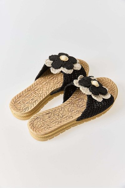 Juuuj Papuci casual negri, tricotați din macrame, cu textură, ușori și flexibili, cu detaliu floral în partea din față închisă.