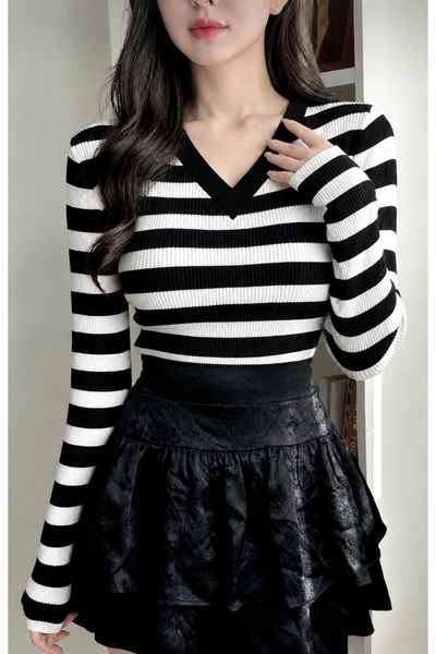 MADALİNA بلوزة نسائية بياقة على شكل حرف V وأكمام طويلة - مخططة