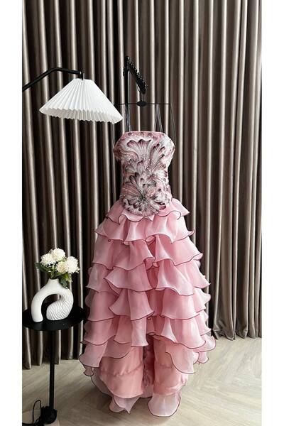 Dubai Luxurious Evening Gown with a Feminine Design,