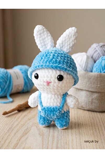 Öyküm Kadife İp Amigurumi Tavşan - Şapkalı Ve Bahçıvan Tulumlu Örgü Oyuncak