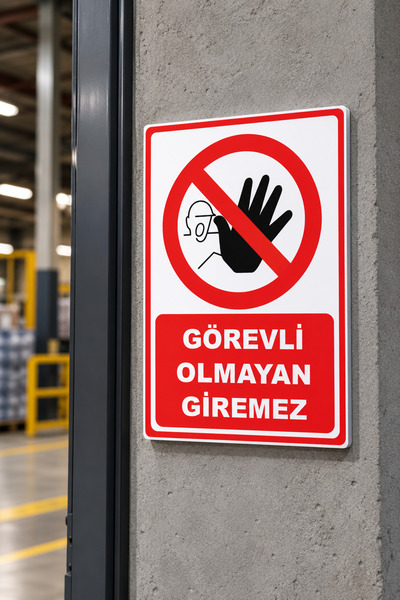 MCK Reklam Görevli Olmayan Giremez Uyarı Levhası 25x35 cm (3 mm Oluklu Polikarbon)