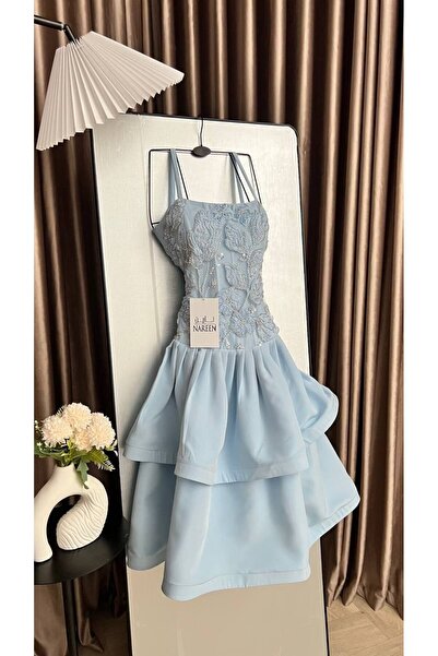 Nareen Fashion فستان سهرة ناعم بلون السماوي الفاتح، بتصميم أنثوي راقٍ مزين بت...