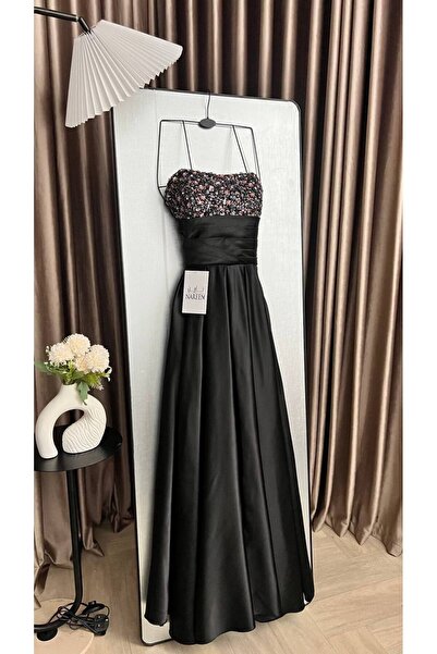 Nareen Fashion فستان أسود أنيق بتصميم راقٍ ولمسة فاخرة، يجمع بين البساطة والج...