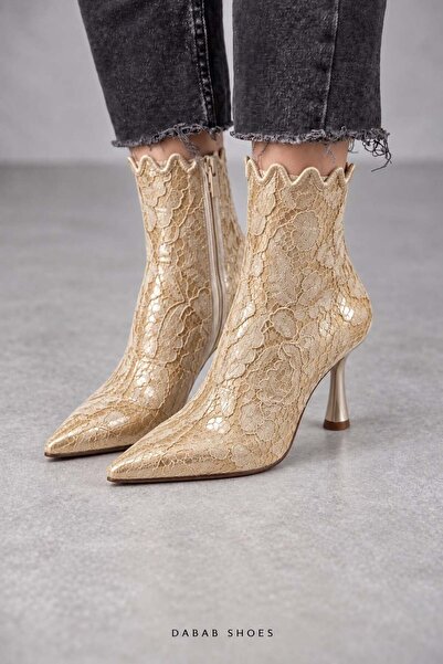 dabab shoes حذاء MONA نسائي ذو كعب رفيع 7 سم مزين بالدانتيل الذهبي ومطرز من ا...