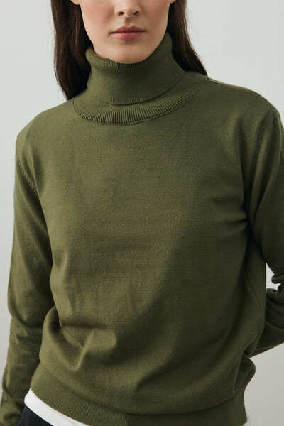 Fahhar Soft Textured High-Necked Knitwear Khaki
