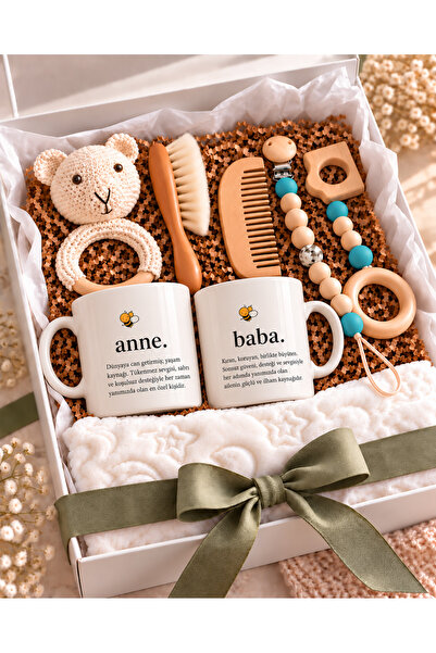Anne Baba ve Bebek Hediye Seti – 2 Kupa, Peluş Battaniye, Amigurumi Çıngırak, Ahşap Tarak Fırça, Emzik Askısı ve Diş Kaşıyıcı