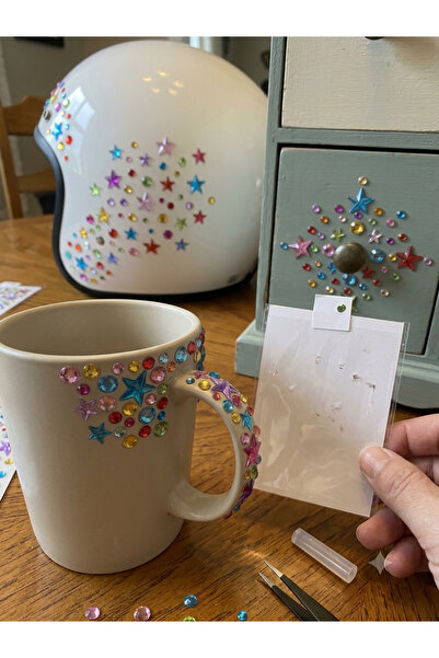 Yapışkanlı taş sticker renkli yıldız yuvarlak desenli taş sticker yüz için ve tüm cisimler için kullanılır.