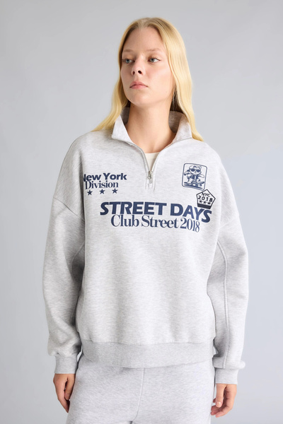 DeFacto I3016AXGR110 Gri Oversize Dik Yakalı Yarım Fermuarlı Baskılı Sweatshirt