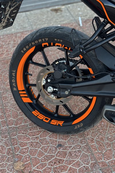 Banxtre CFMOTO 250 SR için Yazılı Kalın Kesikli Jant Şeridi Sticker Seti (16 ...