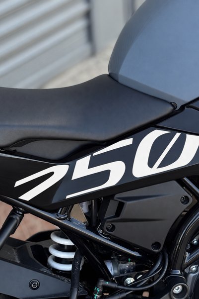 Banxtre CFMOTO 250SR için Hazır Kalıp 250 Yazıları Sticker Etiket (Sağ ve Sol )