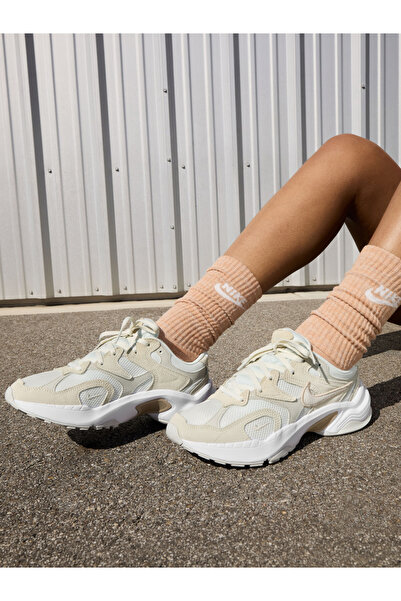 Nike حذاء رياضي كريمي اللون AL8