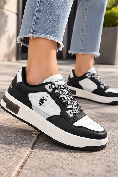 U.S. Polo Assn. حذاء رياضي نسائي باللونين الأسود والأبيض بنعل سميك للاستخدام ...