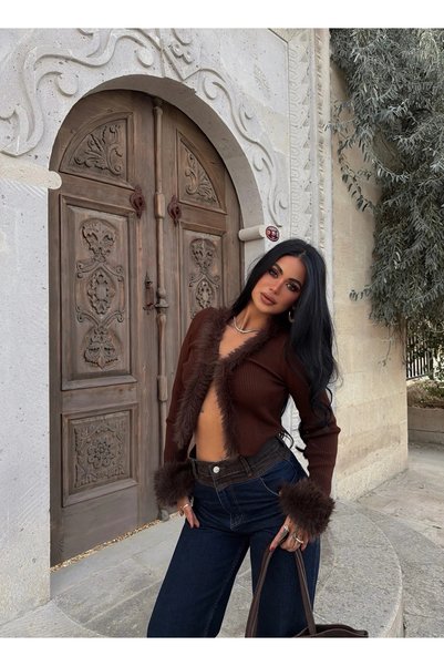 kırmızı butiks Cardigan tricotat cu detalii din blană maro