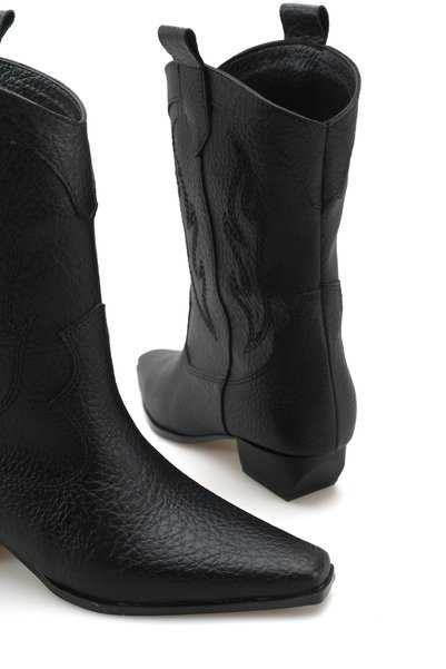 perry shoes UMAY Kadın Siyah Nakış Detaylı Küt Burun Kısa Topuklu Western Kov...